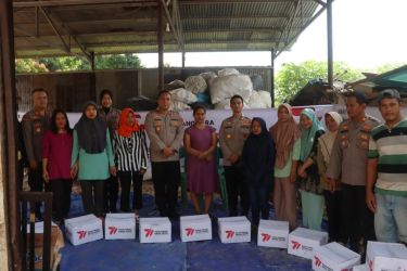 Polres Tangsel membagikan 222 paket sembako di wilayah Polsek Serpong, selasa (20/6). Kegiatan tersebut dilakukan dalam rangka HUT Bhayangkara tahun ini.(dra)