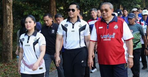 SBY dan AHY bersama keluarga berolahraga di kawasan GBK. Foto : Ist