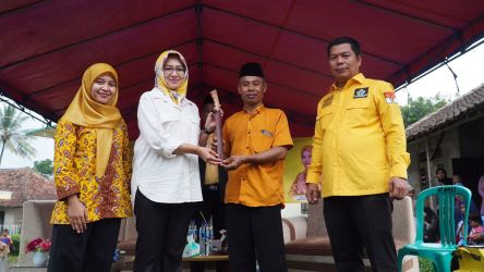 Airin dihadiri golok saat hadir di Baros. Foto : Ist