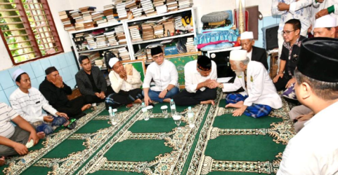 Bakal capres PDI Perjuangan Ganjar Pranowo bersama Ketua Tim Koordinasi Relawan Ganjar Pranowo Ahmad Basarah saat bersilaturahmi ke ulama Banten, Abuya Ahmad Muhtadi bin Dimyati Al Bantani, Pandeglang, Banten. Foto : Ist