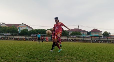 Gelandang Diklat Pakujaya, Nedi Ramdhan berduel dengan pemain Warior.(Ist)