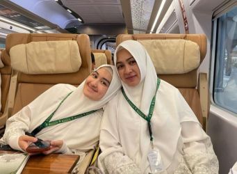 Airin bersama sang putri melaksanakan ibadah haji. Foto : Ist