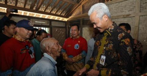 Gubernur Jawa Tengah Jateng Ganjar Pranowo meninjau warga penerima bantuan rumah di Desa Sidogede, Prembun, Kabupaten Kebumen, Jateng, Kamis 22/6. Foto : Ist