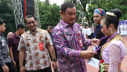 Wakil Bupati Tangerang, Mad Romli, secara simbolis menyematkan kartu tanda peserta kepada siswi yang tampil di Festival dan Lomba Seni Siswa Nasional (FLS2N) jenjang Sekolah Menengah Pertama (SMP) Tingkat Kabupaten Tangerang tahun 2023.