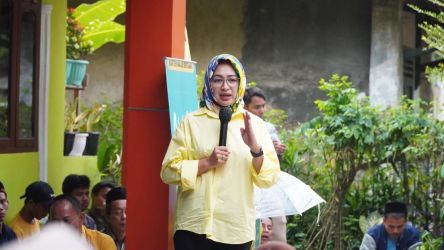 Airin Rachmi Diany saat bersilaturahmi dengan warga di Padarincang, Kabupaten Serang,Rabu (26/7). Foto : Ist