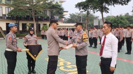 Kapolres Tangsel AKBP Faisal Febrianto memberikan penghargaan kepada anggotanya yang menorah berbagai prestasi. Pemberian penghargaan itu dilakukan di halaman Markas Polres Tangsel, Serpong, Kamis (27/7).(dra)