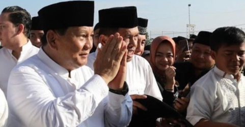 Prabowo Subianto saat shalat ied di daerah Bandung, Jawa Barat. Foto : Ist