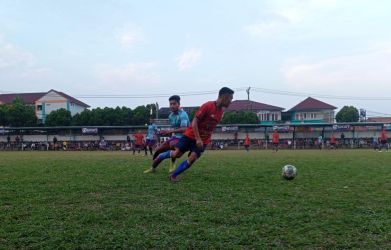 Penyerang Dejan FC, Reza (belakang) mencoba menghentikan laju pemain Ponser.(Ist).