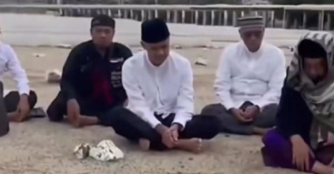 Capres Ganjar Pranowo (tengah) saat mengunjungi makan Mbak Moen Foto : Ist