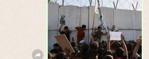 Massa mengepung Kedubes Swedia di Irak. Foto : Ist