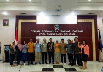 Anggota DPRD Kota Tangsel Rizki Jonis menerima kunjungan kerja dari anggota DPRD Kabupaten Lampung Utara, Kamis (27/7).(dra)