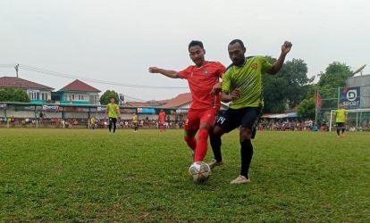 Pemain Nabil FC, Yanuar (kostum merah) bertarung dengan pemain Aseng FC, Amad.(Ist).