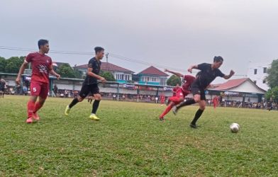 Rishadi Fauzi (depan) menyumbang satu assist dan satu gol untuk Tujuh FC. (Ist).