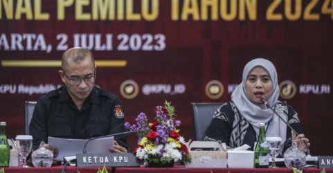 Ketua KPU Hasyim Asyari bersama anggota KPU Betty Epsilon Idroos (kanan) saat rapat pleno terbuka rekapitulasi Daftar Pemilih Tetap )DPT) Pemilu 2024 di Kantor KPU, Jakarta, Minggu (2/7). Foto: Ist