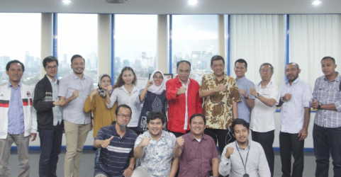 Budi Arie (jaket merah) saat berkunjung ke Kantor Redaksi Rakyat Mereda. Foto : RM