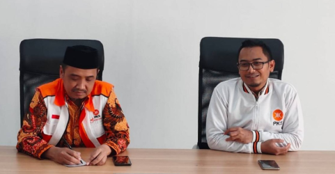 Sekretaris DPD PKS Kota Depok Hermanto Setiawan bersama Bendahara Umum DPD PKS Kota Depok Ade Supriyatna, mengumumkan tiga nama kandidat Bacalon Wali Kota Depok. Foto : Ist