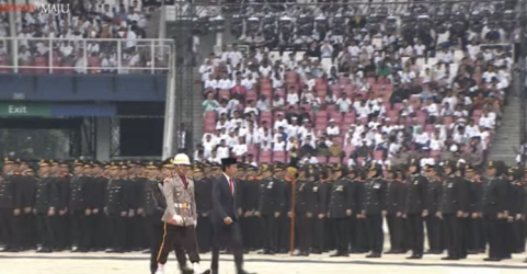 Presiden jalan kaki saat inspeksi peserta upacara HUT Polri si Stadion GBK. Foto : Ist