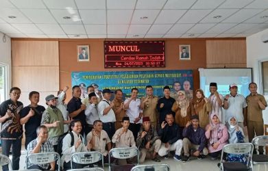 Pihak kelurahan Muncul memberikan sosiualisasi terkait penerapan Perwal Penylenggaraan RT dan RW, kepada seluruh pengurus RT dan RW.(dra)