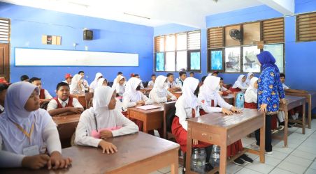 Suasana hari pertama masuk sekolah pelaksanaan tahun ajaran baru 2023/2024.