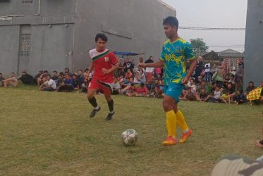 Amri Alamsyah (hadapi bola) turut membela Persiba.(Ist)