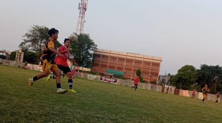 Penyerang Please FC, Syarief Bhotak (depan) duel dengan pemain PSM.(Ist).