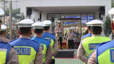 Polres Tangsel mmenggelar apel pasukan, di Markas Polres Tangsel, Senin (10/7). Kegiatan tersebut dalam kegiatan Operasi Patuh Jaya.(dra)