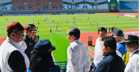 Presiden Jokowi saat meninjau stadion Si Jalak Harupat. Foto : Setpres