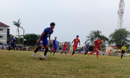 Bek kiri Zomon FC, Thorik menggiring bola.(Ist)