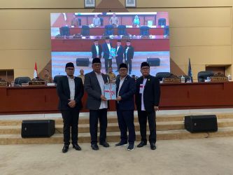 Walikota Tangsel bersama dengan DPRD Kota Tangsel menyetujui Raperda Pertanggungjawaban Pelaksanaan APBD 2022 menjadi perda, Selasa (4/7).(dra)
