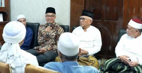 Capres dari PDI Perjuangan yang juga Gubernur Jawa Tengah Ganjar Pranowo (kedua kiri) bersilaturahmi dengan sejumlah masyayikh di Pondok Pesantren Al Anwar, Kecamatan Sarang, Kabupaten Rembang. Foto: Ist