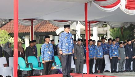 Sekretaris Daerah (Sekda) Kabupaten Tangerang, Moch Maesyal Rasyid saat memberikan amanat di Upacara Hari Kesadaran Nasional Tingkat Kabupaten Tangerang di Lapangan Raden Aria Yudhanegara, Senin (17/7).