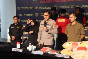 Kapolres Tangsel AKBP Faisal Febrianto menggelar jumpa pers penangkapan kasus KDRT, di Markas Polres Tangsel, Selasa (18/8).(dra)