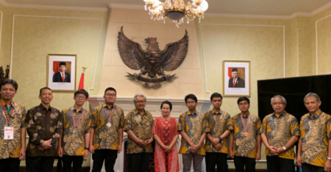 Dubes RI untuk Jepang, Heri Akhmadi menerima delegasi siswa SMA Indonesia yang berhasil meraih prestasi gemilang pada International Physics Olympiad IPhO ke-53 di Wisma Duta Senin (17/7.) Foto : Ist