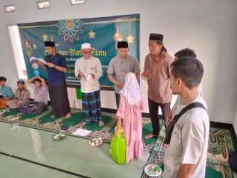 Warga di Perumahan D'Saruni Residence, Kelurahan Saruni, Kecamatan Majasari, Kabupaten Pandeglang, memberikan santunan kepada puluhan yatim dan piatu  di Musala Al-Ikhlas Perumahan D'Saruni Rabu (19/7/2023) sore.(Ari Supriadi/Tangsel Pos)