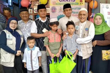 Yayasan Relawan Aksi Annaba menggelar sunatan massal gratis untuk 36 anak yatim piatu dan dhuafa di Rumah Singgah YRA Annaba, Kelurahan Kedaung, Kecamatan Pamulang, Sabtu (29/7).(dra)