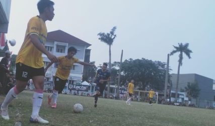 Penyerang Mahbub FC, Anthrax bersiap melepaskan tendangan.(Foto: Red/tangselpos.id).