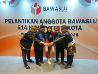 Jajaran komisioner baru Bawaslu Kota Tangsel periode 2023-2028 baru saja resmi dilantik oleh Bawaslu RI.(dra)