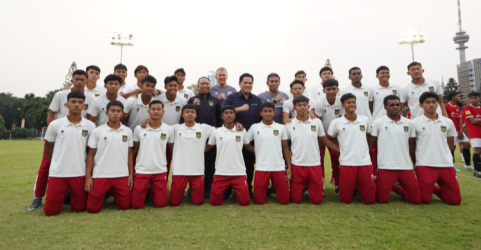 Ketum PSSI Erick Thohir bersama skuad PSSI U-17. Foto : Ist