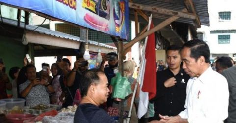 Presiden Jokowi ketika berada di salah sati Pasar Tradisional di Medan. Foto : Setpres