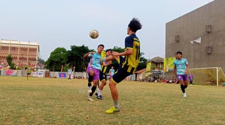 Pemain Rengas Muda (kuning hitam) berebut bola dengan bek Dejan FC.(Foto: Red/tangselpos.id).