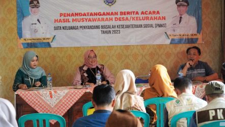 Musyawarah Desa (Musdes) data keluarga PMKS di Kecamatan Cimanuk, Jumat (4/8/2023).(Istimewa)