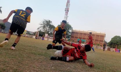 Pemain Banteng Tangsel, Adi Pelo yang diplot dari penyerang menjadi bek kanan terjatuh mengamankan bola.(Foto: Red/tangselpos.id)