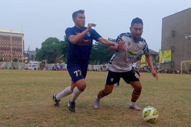 Penyerang Persipoja, Heriansyah (kiri) diturunkan di babak kedua.(Foto: Red/tangselpos.id)