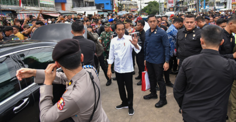 Presiden Jokowi saat berada di Pasar Tradisionsl Sukaramai Medan. Foto : Setpres