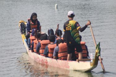 Lomba perahu naga di Setu Tujuh Muara, Pamulang, Sabtu (19/8/2023). (tangselpos.id/mg1)