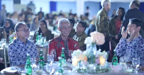 Suasana saat Ketua Umum PAN Zulkifli Hasan (kiri) makam malam dengan Capres PDIP Ganjar Pranowo (berbatik merah). Foto: Ist