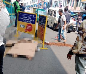 Polisi Tengah melakukan olah TKP ditemukanya pria yang tewas, di bawah Flyover Ciputat. Diduga pria tersebut bunuh diri, dengan melompat dari atas Flyover.(dra)