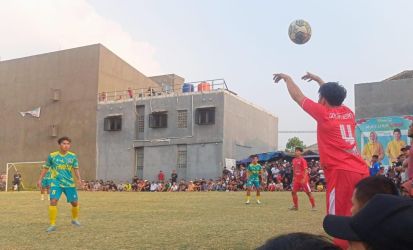 Ribuan penonton menjadi saksi serunya laga Golok Setan versus Persiba.(ist)