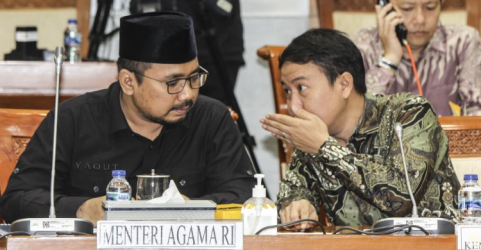 Dirjen Penyelenggaraan Haji dan Umroh Hilman Latief (kanan) bersama Menteri Agama Yaqut Cholil Qoumas saat Rapat Kerja dengan Komisi VIII DPR, Rabu (17/5). Foto: Ist