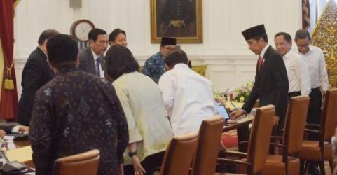 Presiden Jokowi saat menggelar rapat terkait kualitas udara di Jabodetabek. Foto : Ist